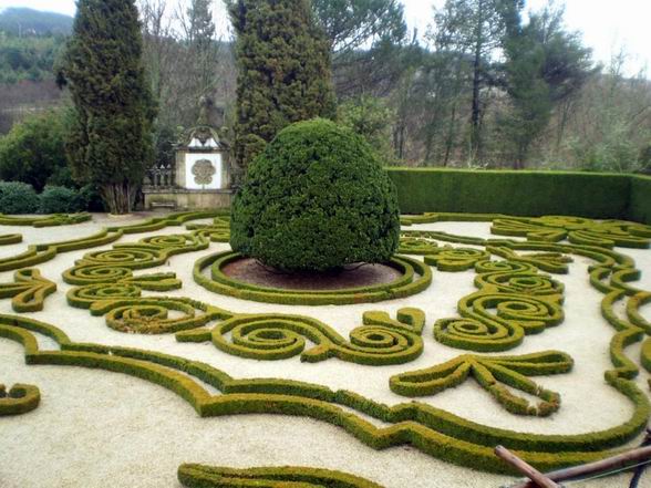 Archivo:Jardines-de-casa-mateus.jpg