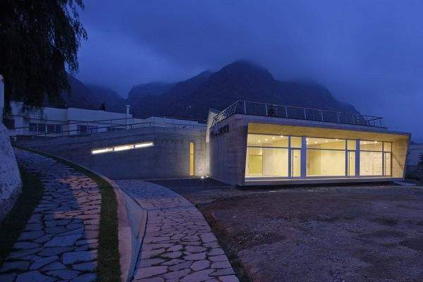 Archivo:MigueldeGuzman.Casa de la juventud.Lavin arquitectos-1.jpg