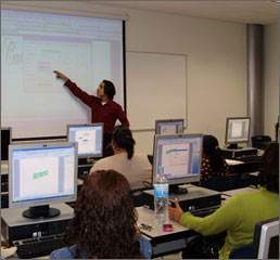 Profesor impatiendo clases de computación.jpg