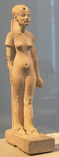 Estatua de Pie de Nefertiti.jpg