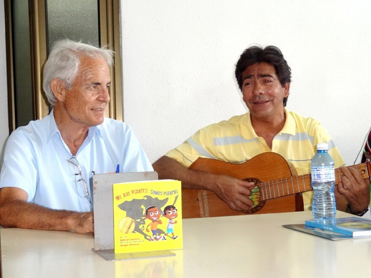 Archivo:Adrian presentacion libro.jpg