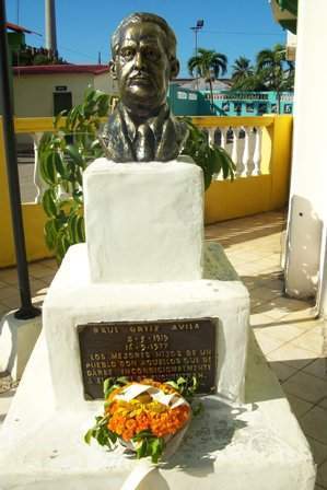 Busto Raúl Ortiz.jpg