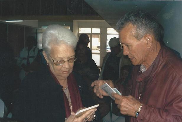 Junto a Mirtha Rodriguez haciéndole entrega de un ejemplar del libro Víbora, el amanecer nació del fuego