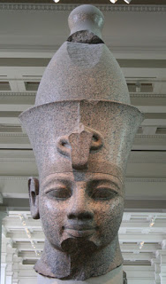 Cabeza colosas de Amenhotep.jpg