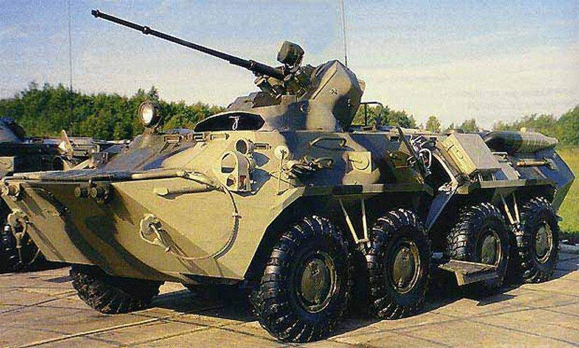 Soldados del ejército ucraniano en un BTR-80 en Irak.