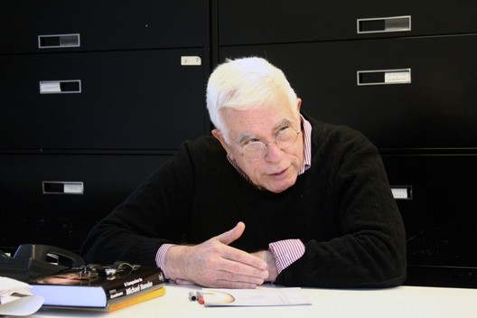 Archivo:5237cc91e8e44e245700013d eisenman-s-evolution-architecture-syntax-and-new-subjectivity peter eisenman-1000x667.jpg