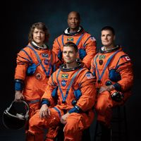 Christina Hammock Koch, Reid Wiseman (sentado), y Victor Glover, y el astronauta de la Agencia Espacial Canadiense Jeremy Hansen