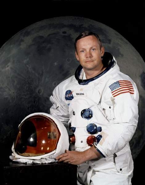 Archivo:Neil Armstrong pose.jpg