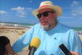Manuel Marrero Cruz, ministro cubano de turismo, en cayo Esquivel (playa Esquivel).
