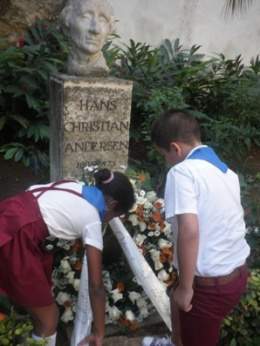 Ofrenda floral a Andersen.jpg