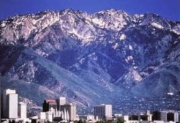 Contraste de las montañas y la ciudad de Salt Lake.