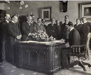 John Hay, Secretario de Estado de EE.UU., firmando la ratificación del Tratado de París