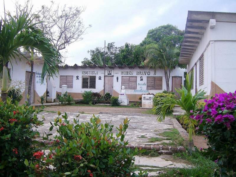 Archivo:Nombredeescuela.jpg