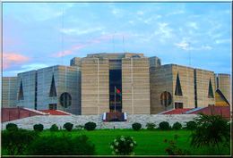 Asamblea-nacional-bangladesh-fachada.jpg