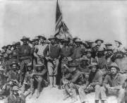 El coronel Roosevelt y sus Rough Riders en la parte superior de la colina, luego del combate en el Cerro de San Juan.