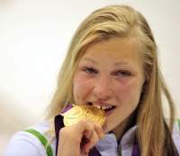La joven lituana Ruta Meilutyte de solo 15 años ganadora de los 100 metros pecho femenino de la natación