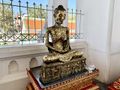 Estatua dorada de Buda demacrado.jpg