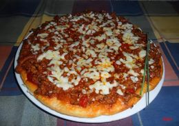 Pizza boloñeza.jpg