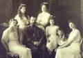 Nicolás II de Rusia y la familia real.jpg