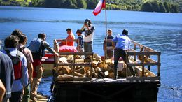 Lago zenteno, leña obtenida de los bosque se transporta en bote.jpg