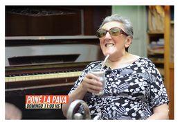 Elvira Ceballos (1949-2019), pianista en silla de ruedas, tomando mate, poné la pava.jpg