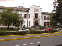 Palacio Benjamín Carrión.jpg