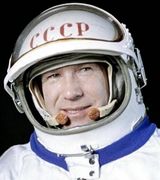 Alekséi Leónov primert plano con su traje de cosmonauta.jpg