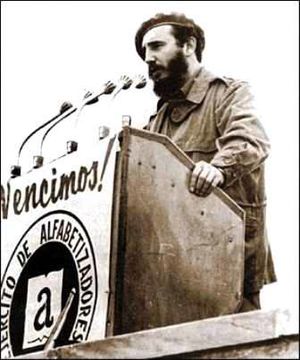 Fidel Castro declarando la victoria de la Campaña de Alfabetización el 22 de diciembre de 1961