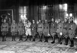 Hitler con sus Mariscales de Campo.png
