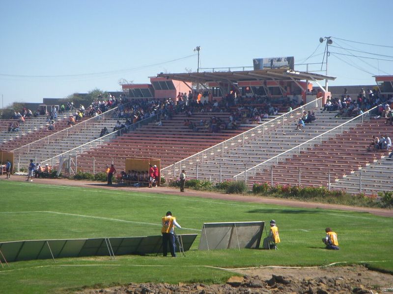 Archivo:Estadio El Cobre 2010.jpg