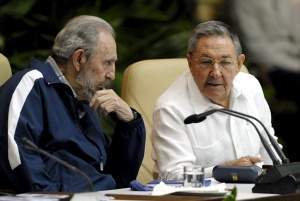Fidel Castro y Raúl Castro en la clausura del VI Congreso del Partido Comunista de Cuba.