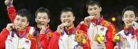 El equipo de gimnasia masculino de China, ganador de la medalla de oro