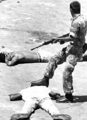 Soldado masacrando al pueblo