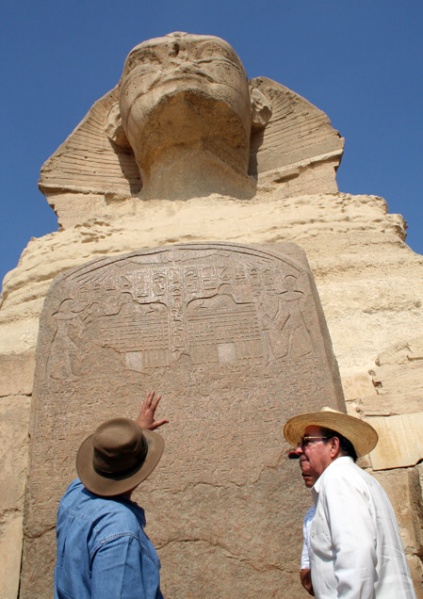 Archivo:Raúl-hawass.JPG