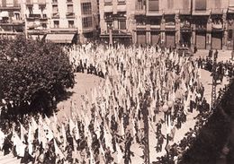 Desfile de Acción Católica por la Plaza de España de Zaragoza hacia 1940.jpg