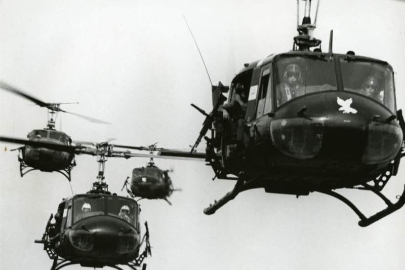 Archivo:UH-1 HUEY.jpg