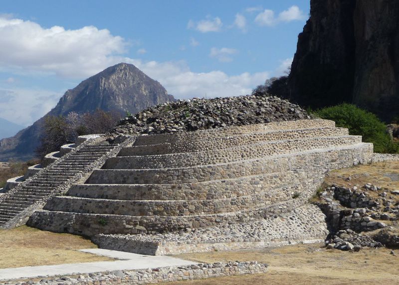Archivo:Piramide de Chalcatzingo.JPG