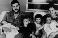 El Che con Aleida March y sus hijos Camilo, Hilda , Celia y Aleida