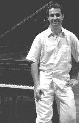 Sergio con piano BN3.jpg
