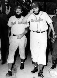 Fidel en un juego de béisbol junto a Camilo Cienfuegos