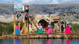 Vive-gente-en-las-Islas-flotantes-de-los-Uros-en-el-Lago-Titicaca-Perú..jpg