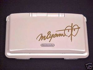 Nintendo-ds-blanca firmada-por-shigeru-miyamoto.jpg