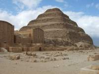 Restos del complejo funerario de Dyeser en Saqqara. Al fondo su pirámide escalonada.