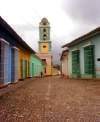 Vista de una calle de Trinidad con la torre del Museo Nacional de Lucha Contra Bandidos de fondo