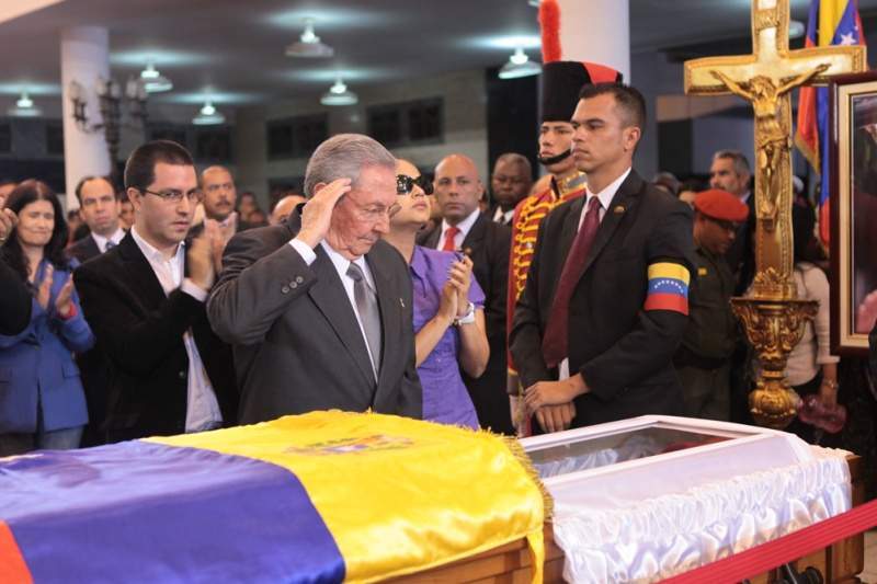 Archivo:Raul Castro Sepelio de Chávez.jpg