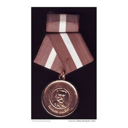 Medalla Carlos Balino.jpg