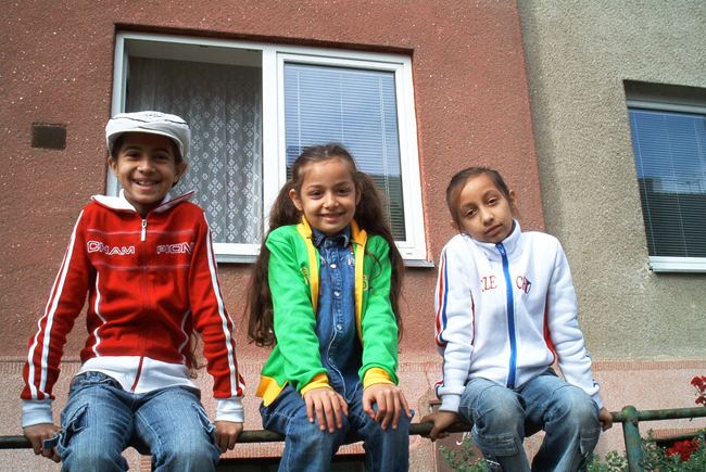 Archivo:04-08 dia-internacional-del-pueblo-gitano kids m(Tres niños romaníes en la República Checa).jpg