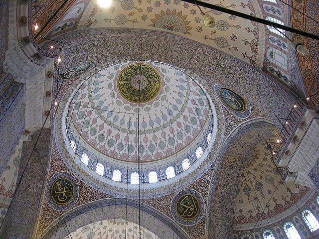 Archivo:Interior de la cupula de la Mezquita Yeni.jpg