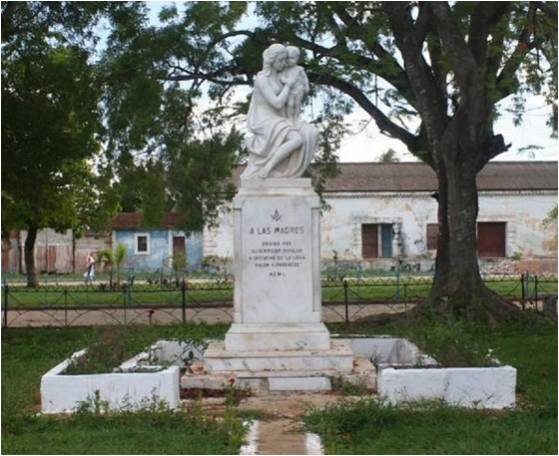 Archivo:Monumento en homenaje a las Madres en el Parque Martí.jpg