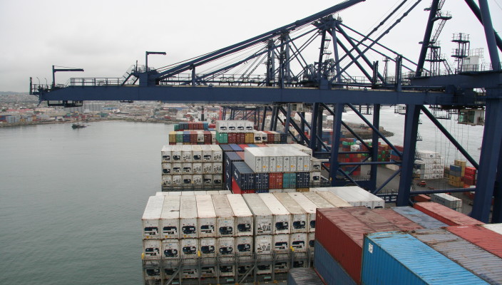 Archivo:Descarga contenedores san antonio terminal internacional.jpg